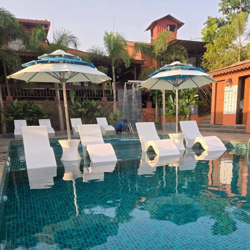 ghế hồ bơi đặt dưới nước